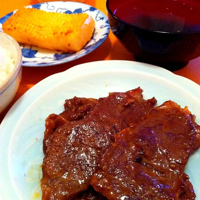 手抜き晩ご飯。味付き焼き肉ともろみ漬けイカステーキ、わかめスープ(^^)|ramuta mitohiさん