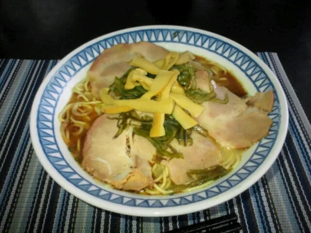 近所のスーパーで買った有名店のラーメンシリーズ！桂花のラーメン。茎わかめもメンマもついていてお手軽に作れました。味はお店のと似てたけど肉とキャベツトッピングで作れば良かったな～|SATOSHI OOCHIさん