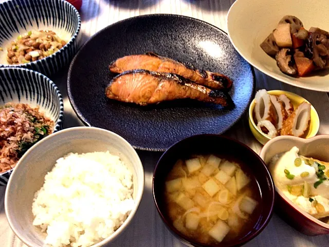 テーマは旅館の朝ごはん。焼き鮭、筑前煮、寄せ豆腐、ほうれん草のおひたし、ネギ入り納豆、ちくわ、大根と長ネギのお味噌汁。紀伊国屋で買った贅沢なお豆腐、激うま♡|canadienneさん