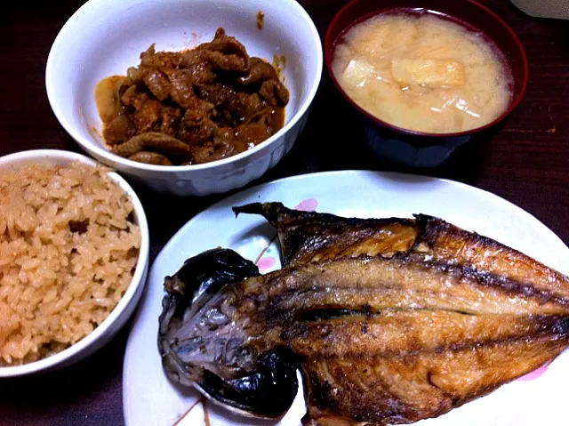 アジの開き モツとスジの煮込み シラスの炊き込みご飯 大根の味噌汁|みぃさん