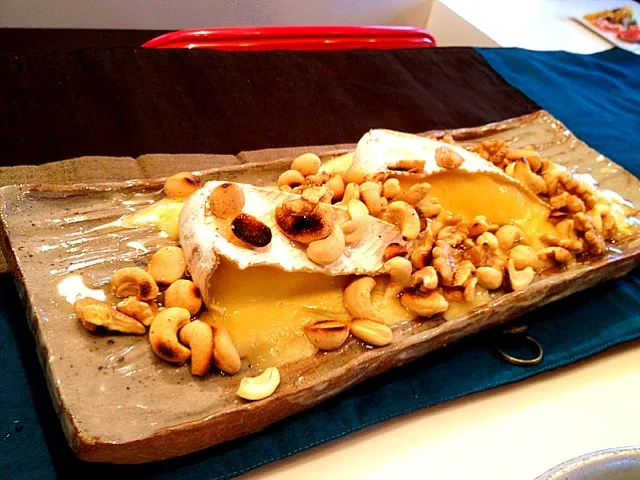 Grilled camembert cheese w/ nuts and honey|chan mitsuさん