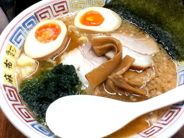 豚骨醤油ラーメン 味付け卵と青海苔トッピング|satoさん