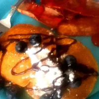 pancakes with blue berries abd cinammon sugar icing powder chocakte syrup with crajed peppet cirn chicken bacon|Chanelさん