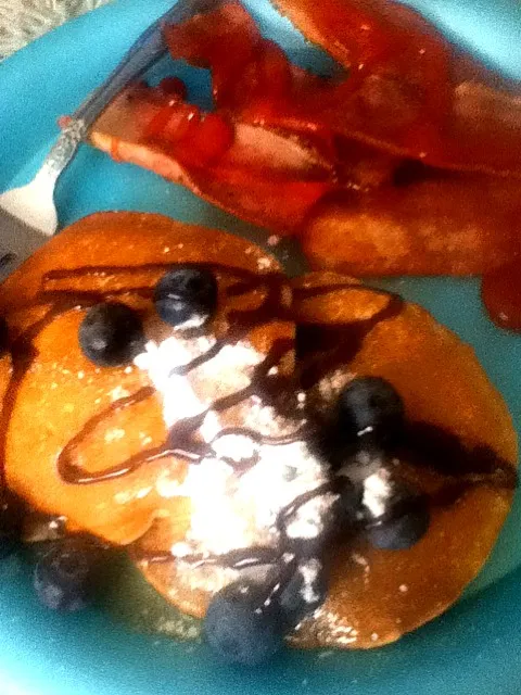 pancakes with blue berries abd cinammon sugar icing powder chocakte syrup with crajed peppet cirn chicken bacon|Chanelさん