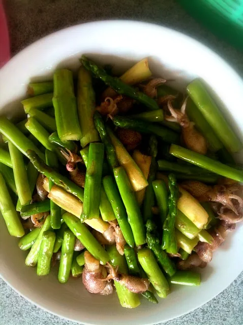 Snapdishの料理写真:Stir Fry Asparagus with Mini Octopus|Shiroi Yukiさん