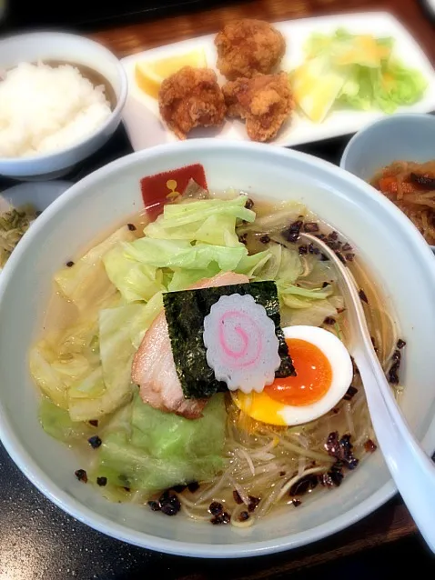 Snapdishの料理写真:東京の五行では見たことない「鶏塩麺 」withキャベツのランチセットをオーダー！¥980でこのボリュームはヤヴァイw|Kazuさん