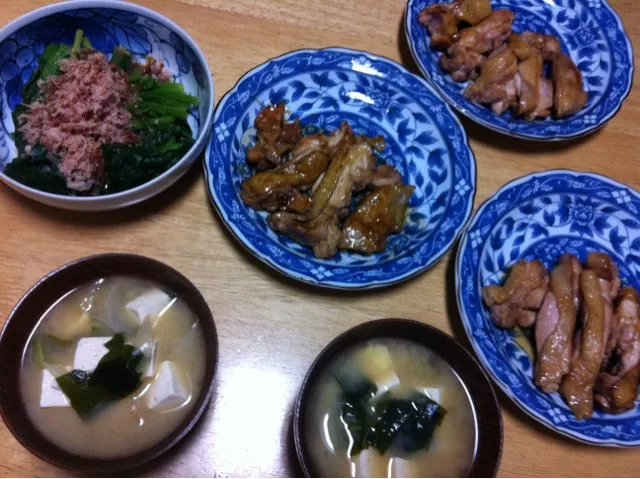 鶏肉の照り焼き、ほうれん草のお浸し、お味噌汁。|ぽわ子さん