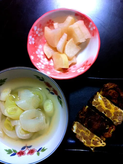 納豆卵焼き、葱の生姜コンソメ煮|ままぞうさん