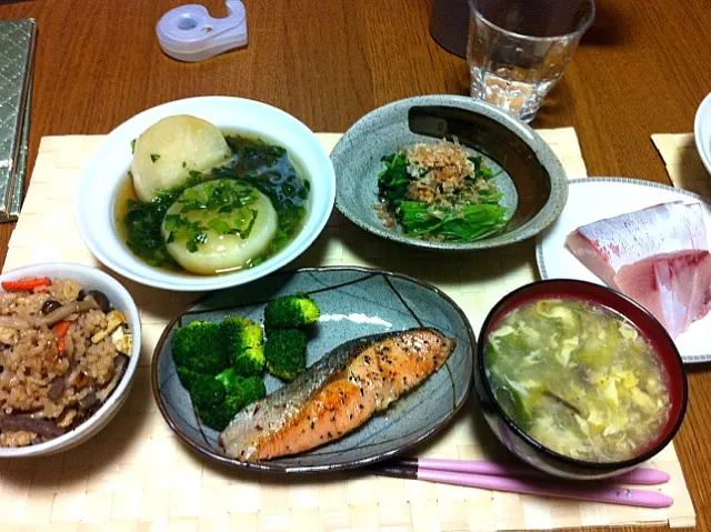 きのこの炊き込みご飯、鮭のバター焼き、コカブの煮物あんかけ、三つ葉のおひたし、ブリトロ刺身、夕べの残りのスープ。|Angie44さん