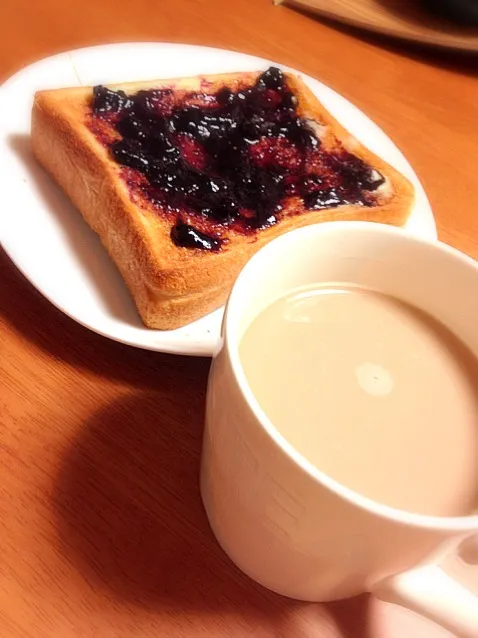 今日は起きたらお腹ペコペコだったのでトースト！ブルーベリートースト、カフェオレ。|himaさん