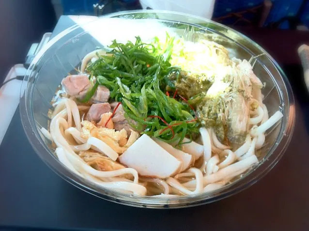 京都産九条葱とおぼろ昆布のうどん。東京駅地下のいと半にて購入。京都付近で実食。優しい味。|土屋幸治さん