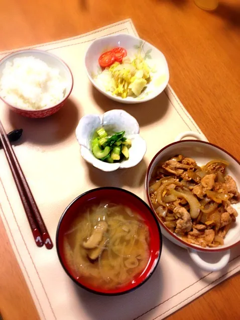 晩ご飯。タモリの豚生姜焼き、白菜ごまサラダ、セロリマリネ、みそ汁(玉ねぎ、しいたけ)、ごはん。|himaさん