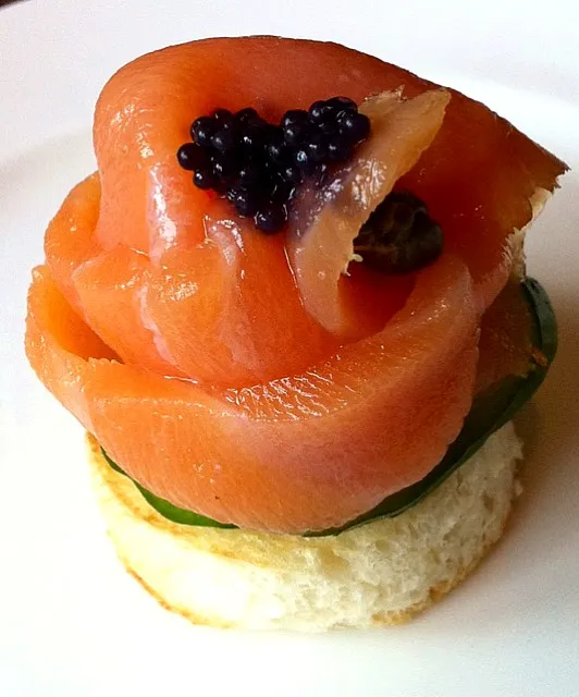 smoked salmon n caviar on toast|Foodさん