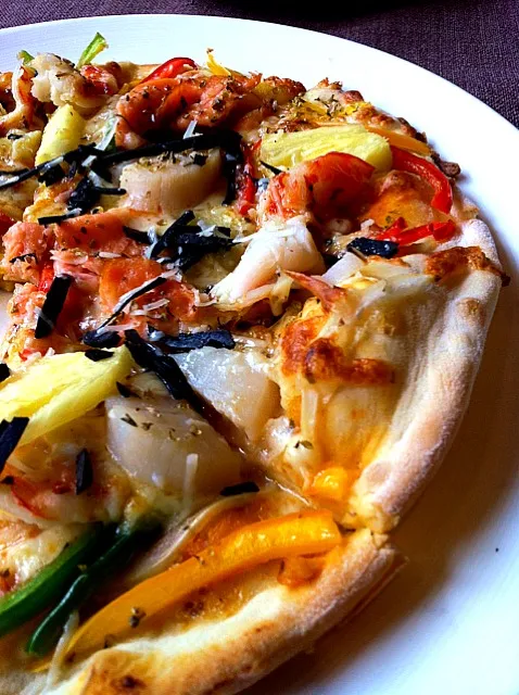 Snapdishの料理写真:thin crust pizza with sliced truffles and seafood|Foodさん