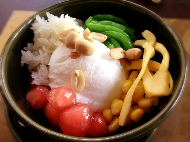 coconut icecream with toppings.|mee aphipongさん