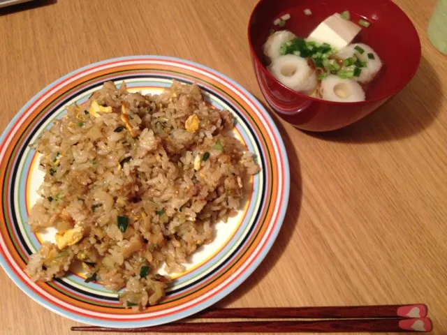 Snapdishの料理写真:餃子の残りチャーハン、竹輪と豆腐のお吸い物|fumikoさん