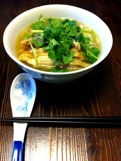 茹で戻した米麺に、先ほどの茹で鶏、刻んだパクチーを盛り、スープを注ぐ。今日のお昼はフォガです(^з^)-☆|Ozzyさん