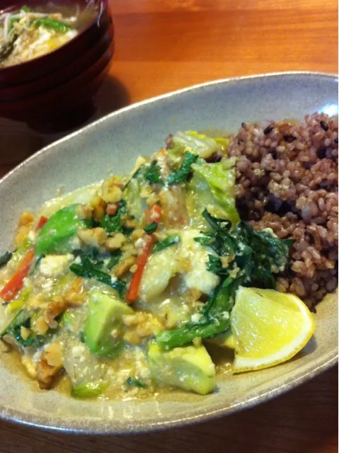 アボカドと味噌豆腐のエスニック丼、黒米入り玄米によく合います。動物性タンパクなし！|Suzuki Akikoさん