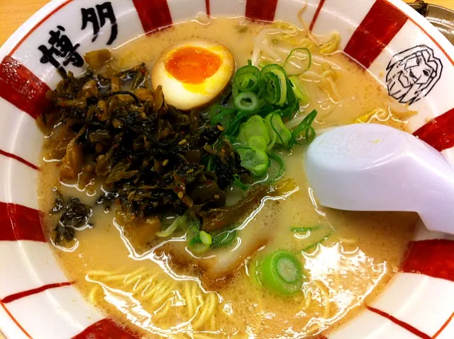 とんこつラーメン、辛子高菜載せ。|Yas Nakさん