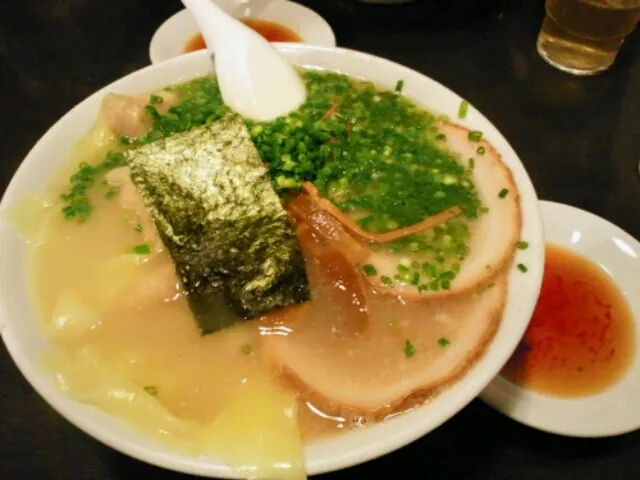 ワンタン麺！ワンタンの量がハンパない。麺は細くトンコツスープとイイ絡み。|SATOSHI OOCHIさん