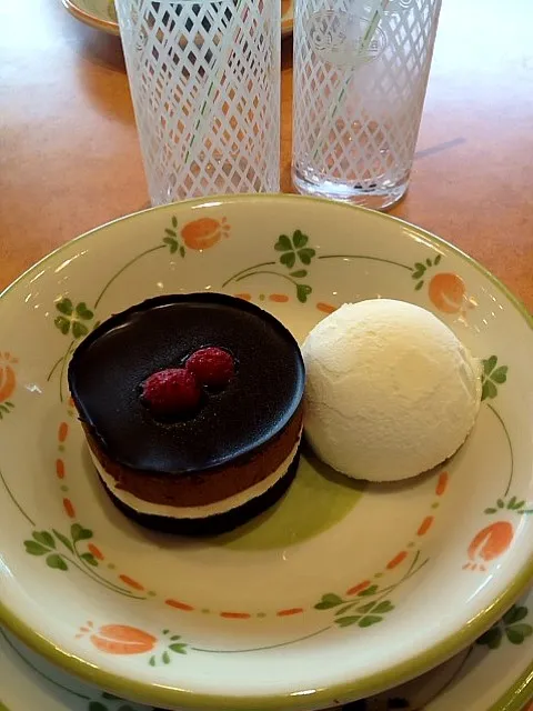 Snapdishの料理写真:チョコベリームースとミルクジェラートの盛り合わせ|Sayaさん