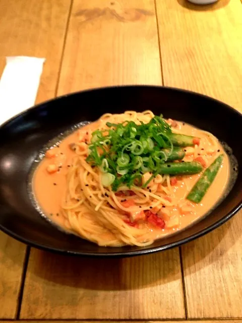 サーモンとアスパラの味噌トマトパスタ|あやかさん