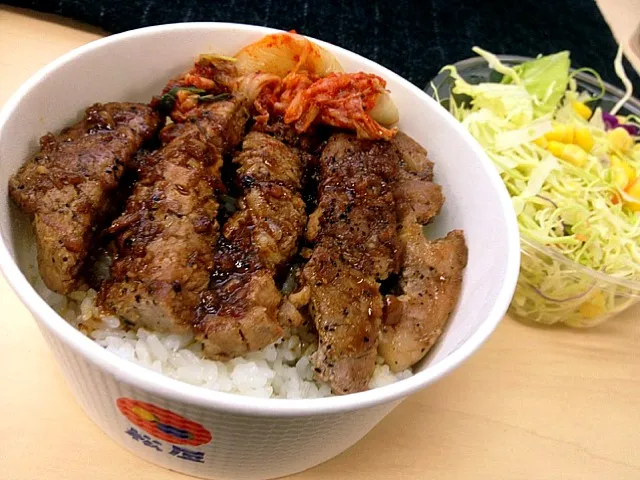 松屋の豚テキ Pork steak, salad and rice to go|chan mitsuさん