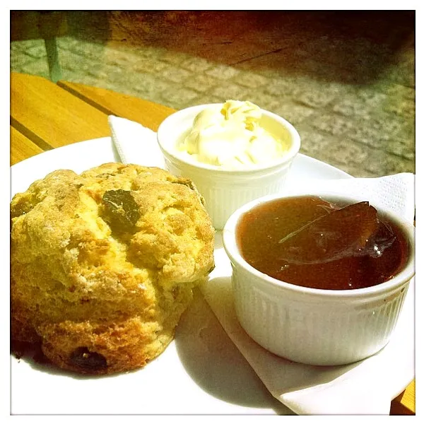 cream tea - retro summer 2011 seaside town in South of England.  fantastic food.|Sarah Everitt Furuyaさん