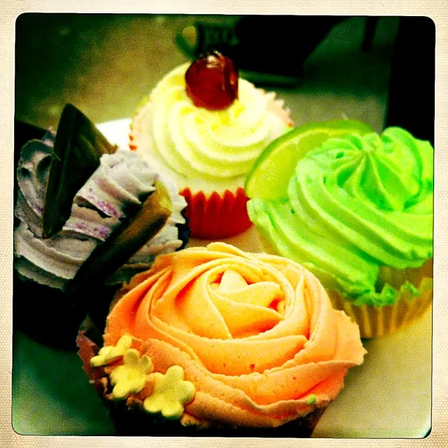 retro foodpost summer 2011 cupcakes - so very good.  not tasted better.|Sarah Everitt Furuyaさん