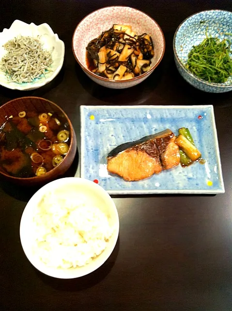 今日は和食。ぶりの照り焼き、豆苗の胡麻和え、白菜の塩昆布漬け、しらす。|yukoさん