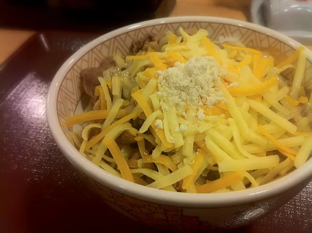 3種のチーズ牛丼。こんな時間に濃すぎた。|hirotomoさん