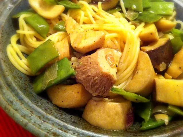 Snapdishの料理写真:spaghetti with boletus mushrooms and sugar snaps|Gabiさん