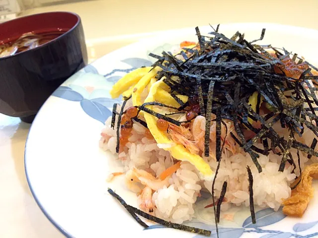 今日の社食は桜ちらしとミニソバせっと。470円。おひなさま特別メニューです。|ルーア・ブランカさん