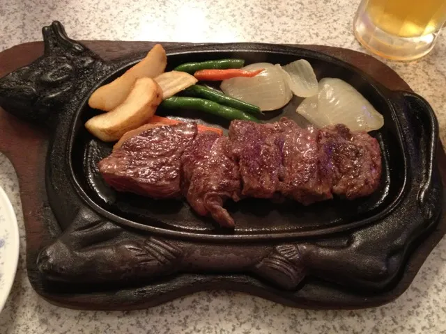 Snapdishの料理写真:すこし前に食べたステーキ。牛の鉄板がかわいい。|Atsushi Yoshimotoさん