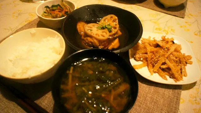 鶏団子の蓮根はさみ煮、じゃがたらこ炒め、小松菜と舞茸のポン酢あえ|takeharuさん