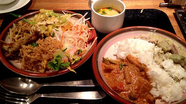 昼からガッツリ。カレーと炒飯と焼きそば、というσ(^_^;)|Hidetoshi Suzukiさん