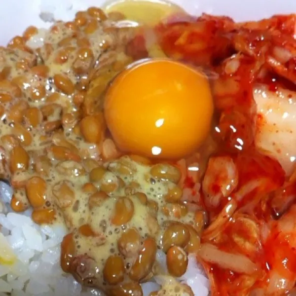 Snapdishの料理写真:納豆、キムチ、生卵の三色ご飯|tomsuyaさん