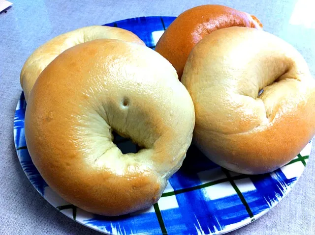 プレーンベーグル  朝食に間に合った。BAGEL & BAGEL のレシピで。久しぶりに焼いた。|tomoさん