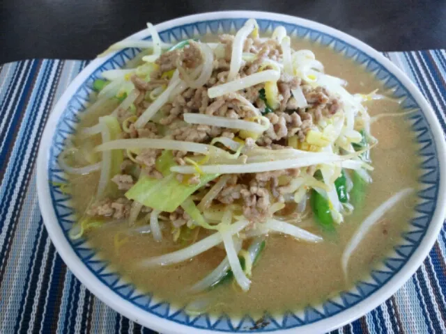 またしてもスーパーで買った名店シリーズ彩未の味噌ラーメン。作り方で工夫したのは袋のインストに加えて挽き肉を生姜で炒めて野菜にニラとキャベツを加えて炒めたこと。スープが激ウマになった。|SATOSHI OOCHIさん