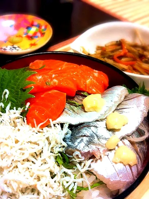 サーモン、鯵、しらすの三色丼|キッチンドランカーさん