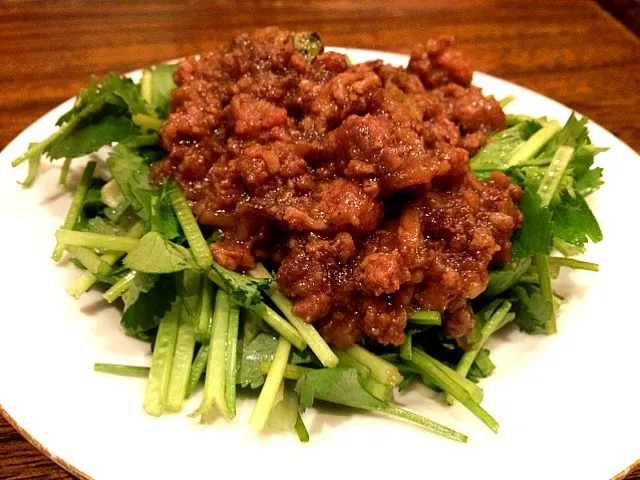 物足りなかったので台湾料理屋さんでのみ直し。パクチーの肉味噌サラダ。|ルーア・ブランカさん