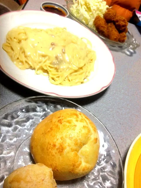 #夕飯 ブラジルのパン(PAO DE QUEIJOとPAO MANDIOCA) 、カルボナーラ、カキフライ、キャベツの千切り。味が合う！|ms903さん