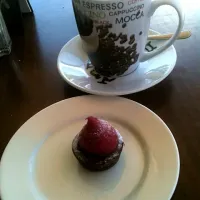 one bite berry tart & large cafe latte|a r lindsayさん