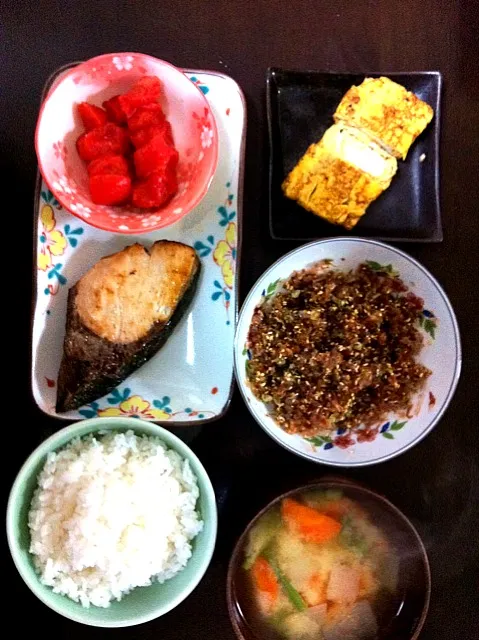 朝昼兼用ご飯、鰤塩焼き、卵焼き、明太子、野菜たっぷり味噌汁、そして"にんべん”のその場て混ぜるふりかけ(^o^)|ままぞうさん