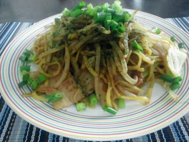 スーパーで買ってきたB級グルメ。富士宮焼きそばを作りました。少し平たい麺と肉かすが特徴です。外で食べるのとも遜色なく、美味しくいただきました。|SATOSHI OOCHIさん