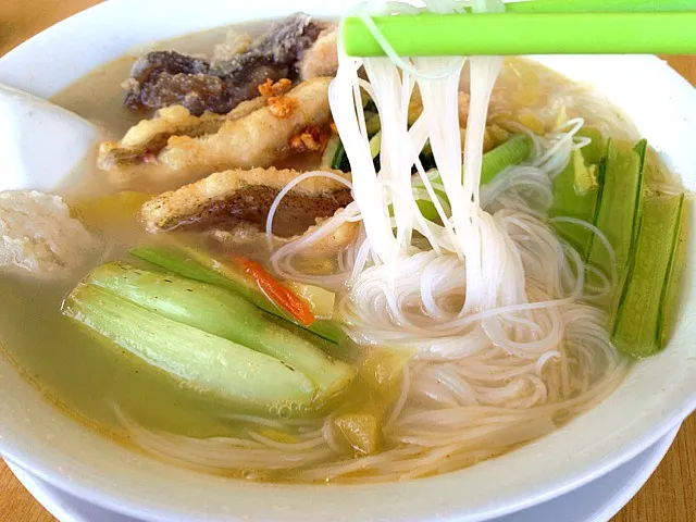 魚頭湯米粉 fish head soup vermicelli🍜|(=^x^=)さん