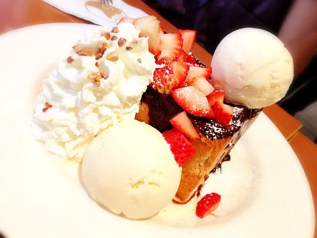 strawberry and cream toast|asit wangsuekulさん