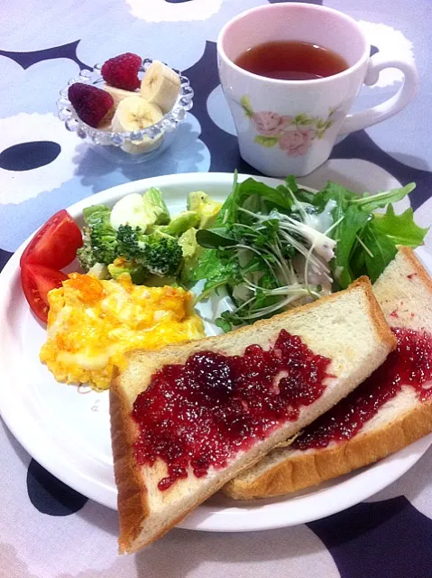 シーザーサラダとアボカドサラダの朝食|ケイさん