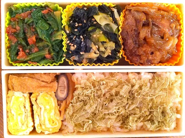 荷物が多い日に雨でアンラッキー(>_<) 鶏レバーと玉ねぎの甘とろ煮、わかめとねぎの中華炒め、ほうれん草と梅干しのナムル、だし巻き卵、厚揚げ煮、とろろ昆布、玄米と白米のミックスご飯。|番長さん