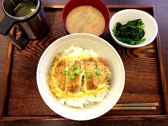 カツ丼、イワシのつみれ汁、ほうれん草の胡麻和え|Taku Fukagawaさん